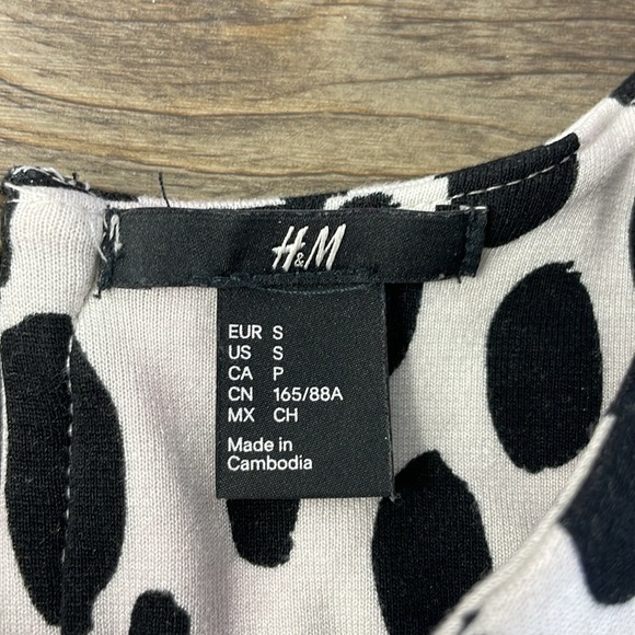 H&M Women’s Black and White Dalmatian Print Short Sleeve Dress, size Small - Picture 2 of 9